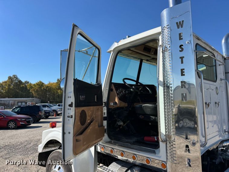 image for item ET6628 2013 Western Star 4900SF semi truck