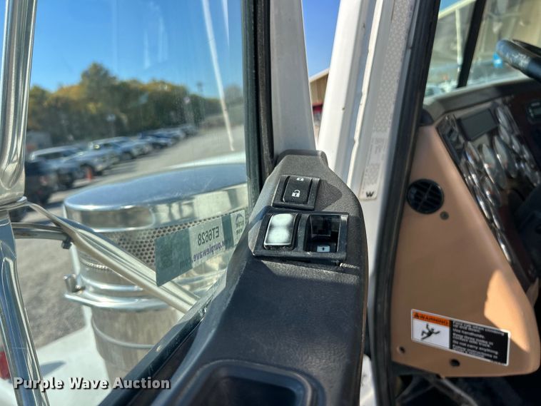 image for item ET6628 2013 Western Star 4900SF semi truck