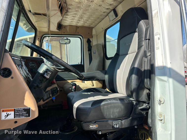 image for item ET6628 2013 Western Star 4900SF semi truck