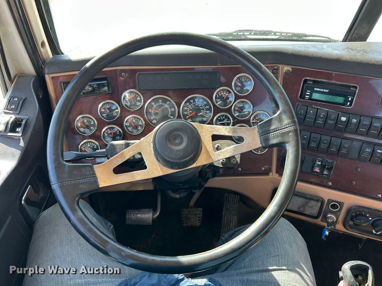 image for item ET6628 2013 Western Star 4900SF semi truck