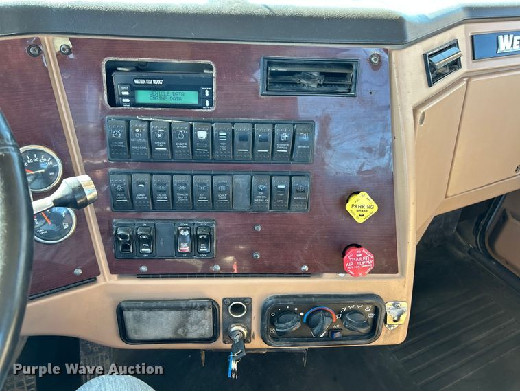 image for item ET6628 2013 Western Star 4900SF semi truck