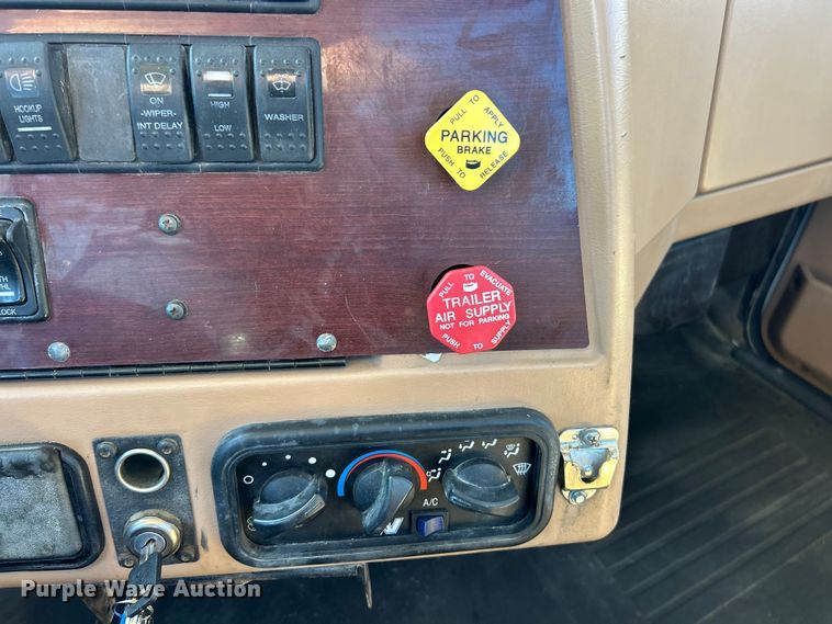 image for item ET6628 2013 Western Star 4900SF semi truck