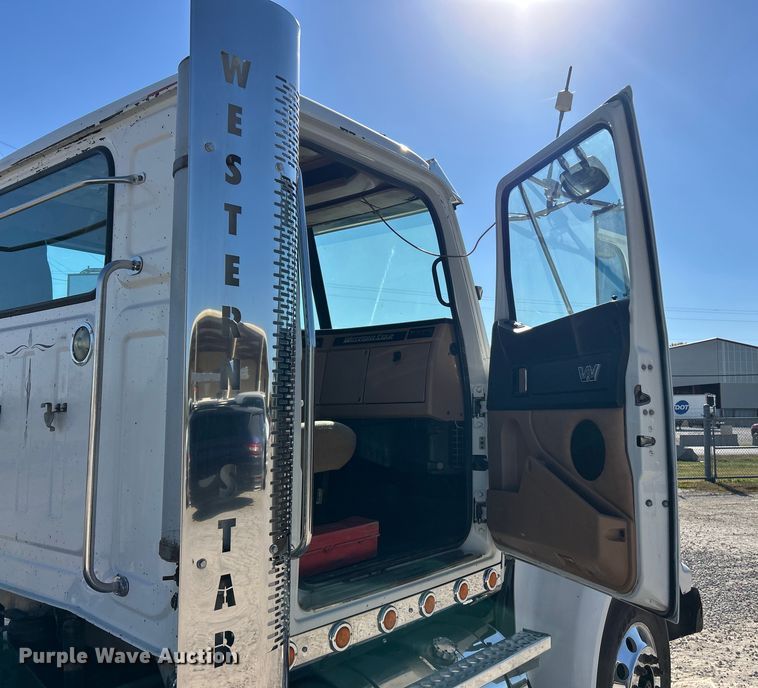 image for item ET6628 2013 Western Star 4900SF semi truck