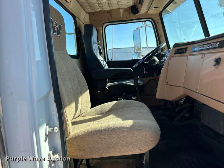 image for item ET6628 2013 Western Star 4900SF semi truck