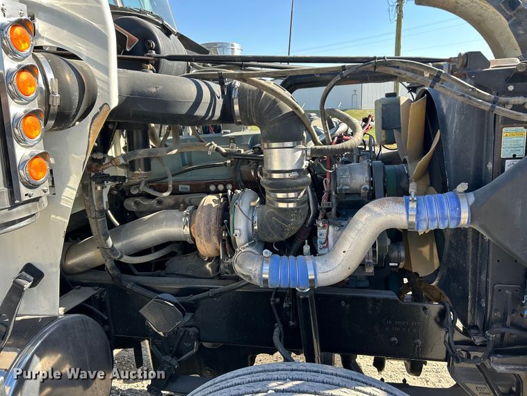 image for item ET6628 2013 Western Star 4900SF semi truck