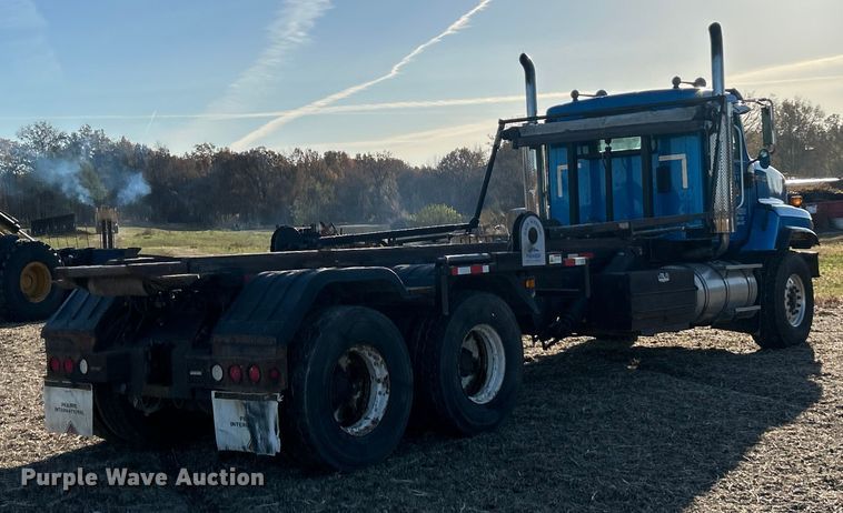 image for item ET6653 2007 International 5600i roll-off container truck