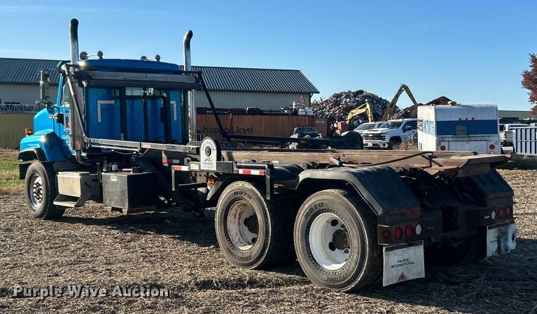 image for item ET6653 2007 International 5600i roll-off container truck