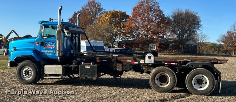 image for item ET6653 2007 International 5600i roll-off container truck