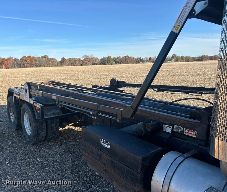 image for item ET6653 2007 International 5600i roll-off container truck