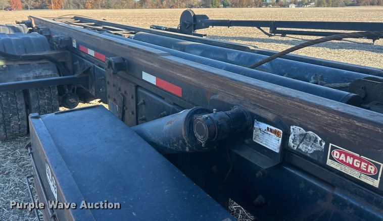 image for item ET6653 2007 International 5600i roll-off container truck