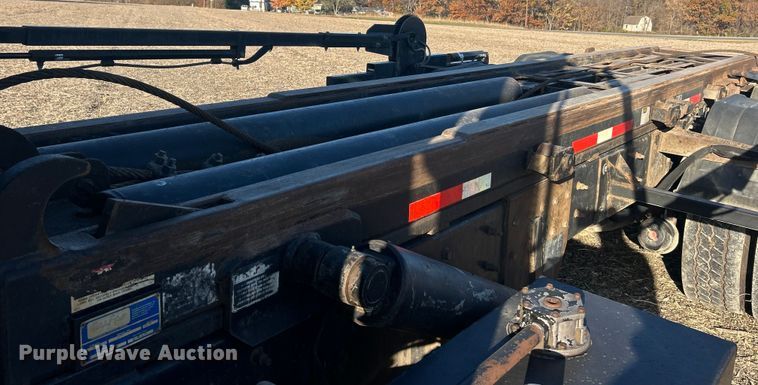 image for item ET6653 2007 International 5600i roll-off container truck