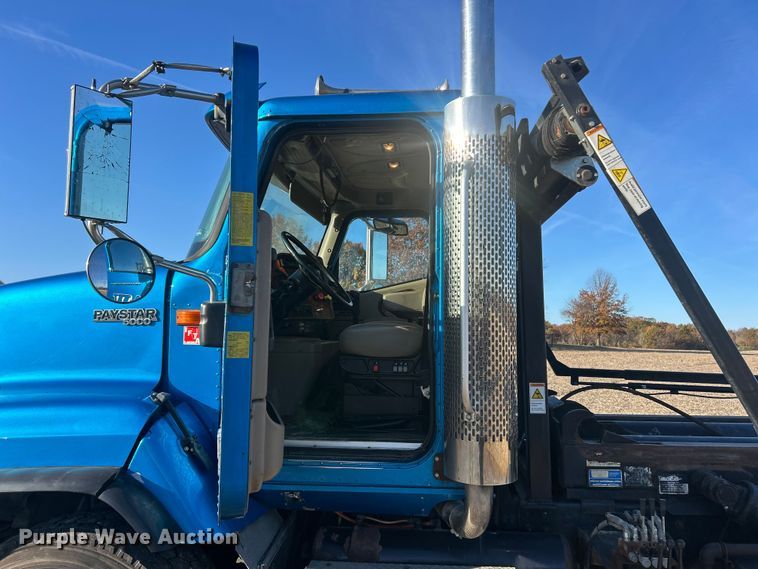 image for item ET6653 2007 International 5600i roll-off container truck