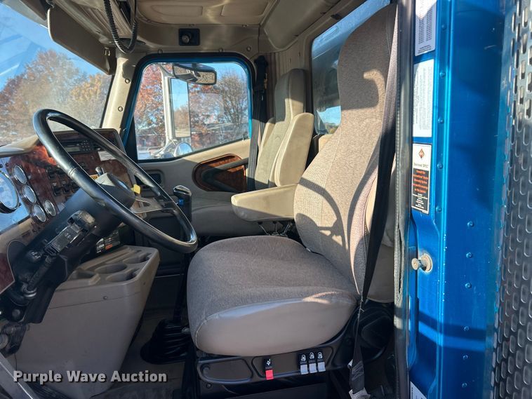 image for item ET6653 2007 International 5600i roll-off container truck