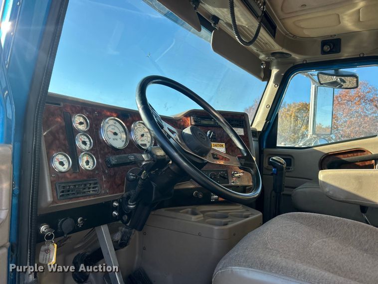 image for item ET6653 2007 International 5600i roll-off container truck