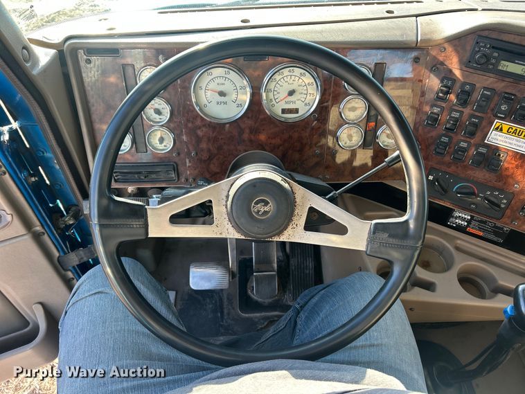 image for item ET6653 2007 International 5600i roll-off container truck