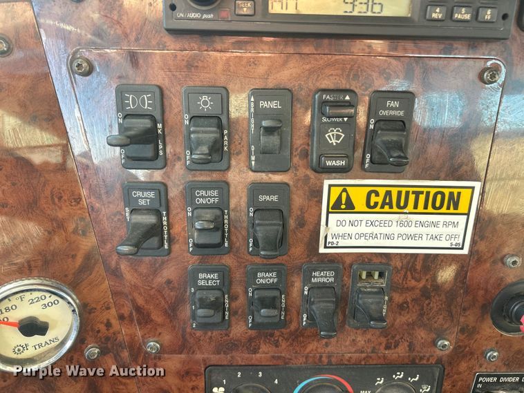 image for item ET6653 2007 International 5600i roll-off container truck