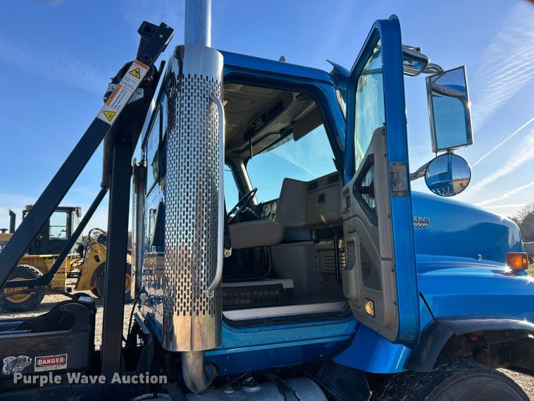 image for item ET6653 2007 International 5600i roll-off container truck