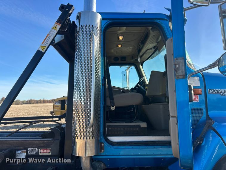 image for item ET6653 2007 International 5600i roll-off container truck