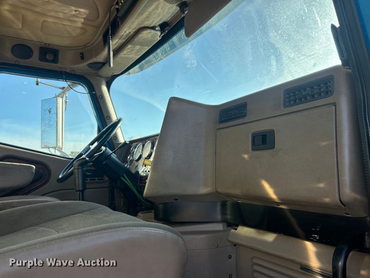 image for item ET6653 2007 International 5600i roll-off container truck