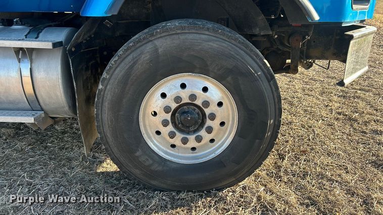 image for item ET6653 2007 International 5600i roll-off container truck