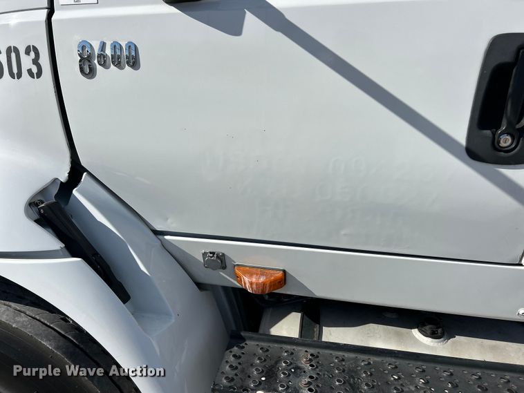 image for item ET6654 2006 International 8600 semi truck