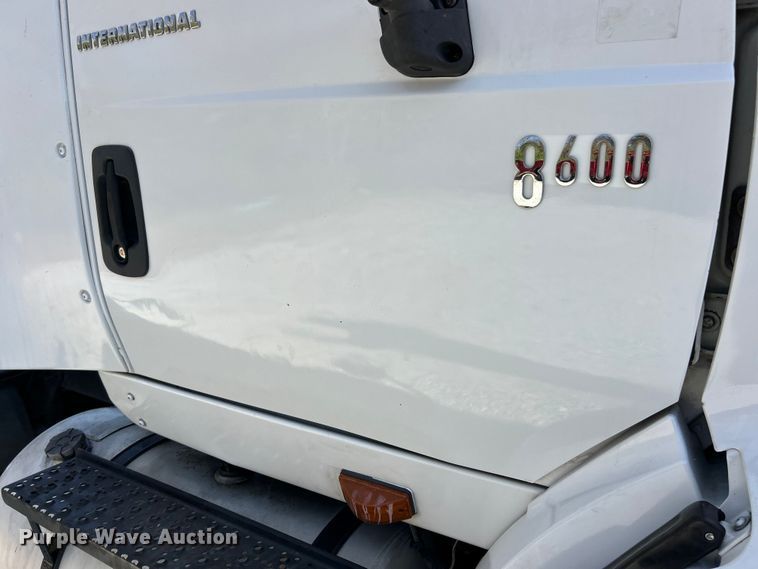 image for item ET6654 2006 International 8600 semi truck