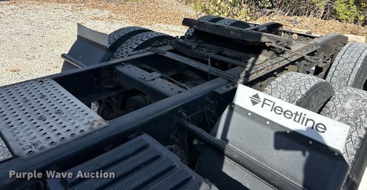 image for item ET6654 2006 International 8600 semi truck