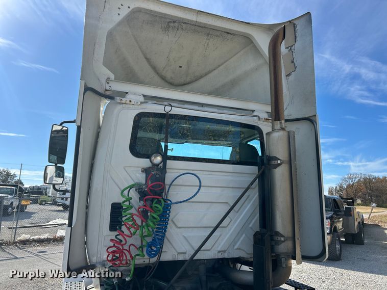 image for item ET6654 2006 International 8600 semi truck