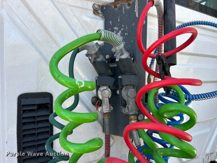 image for item ET6654 2006 International 8600 semi truck