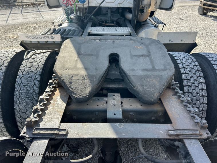 image for item ET6654 2006 International 8600 semi truck