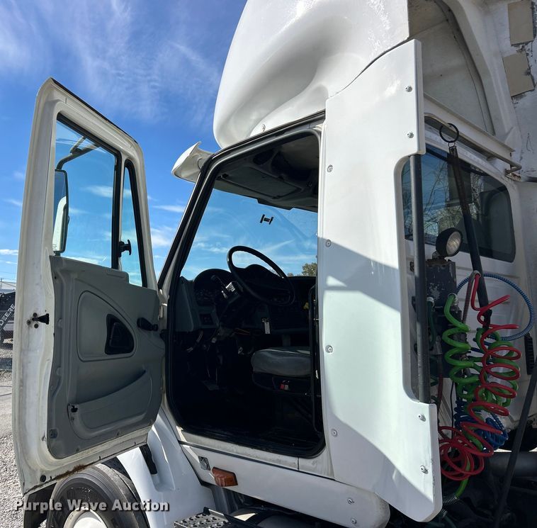 image for item ET6654 2006 International 8600 semi truck