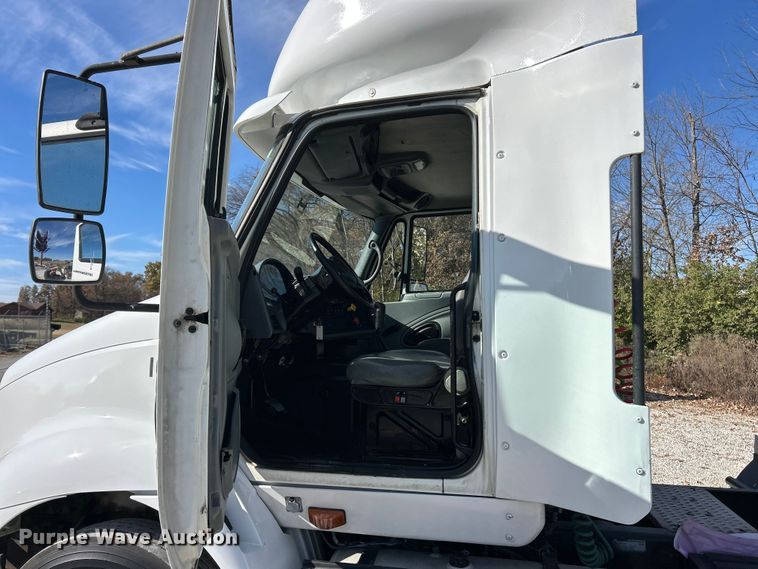 image for item ET6654 2006 International 8600 semi truck