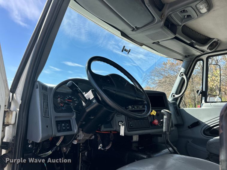 image for item ET6654 2006 International 8600 semi truck