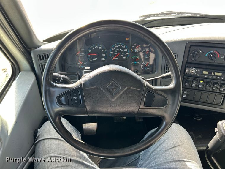 image for item ET6654 2006 International 8600 semi truck