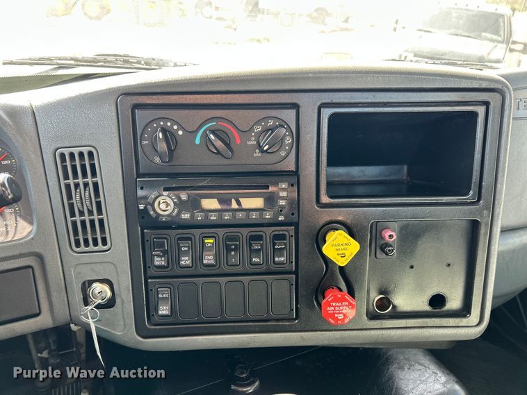 image for item ET6654 2006 International 8600 semi truck