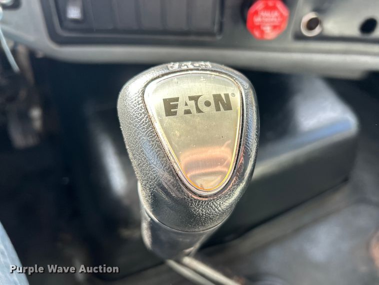 image for item ET6654 2006 International 8600 semi truck