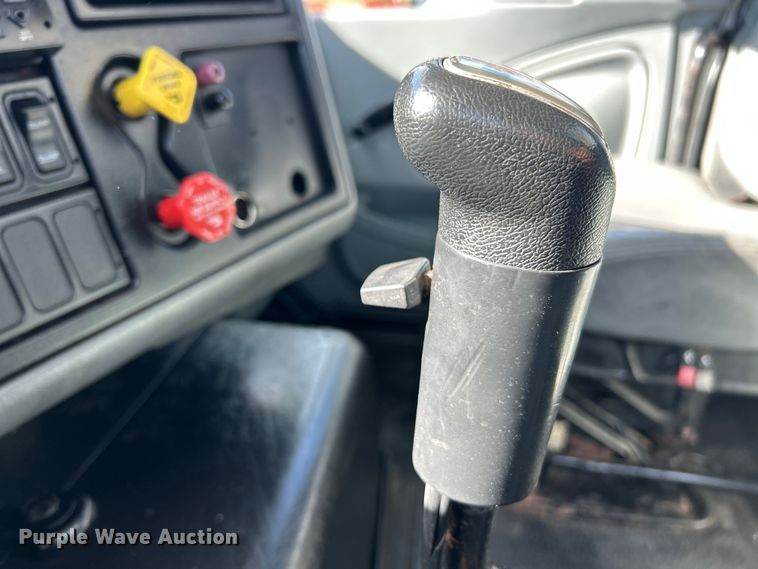 image for item ET6654 2006 International 8600 semi truck