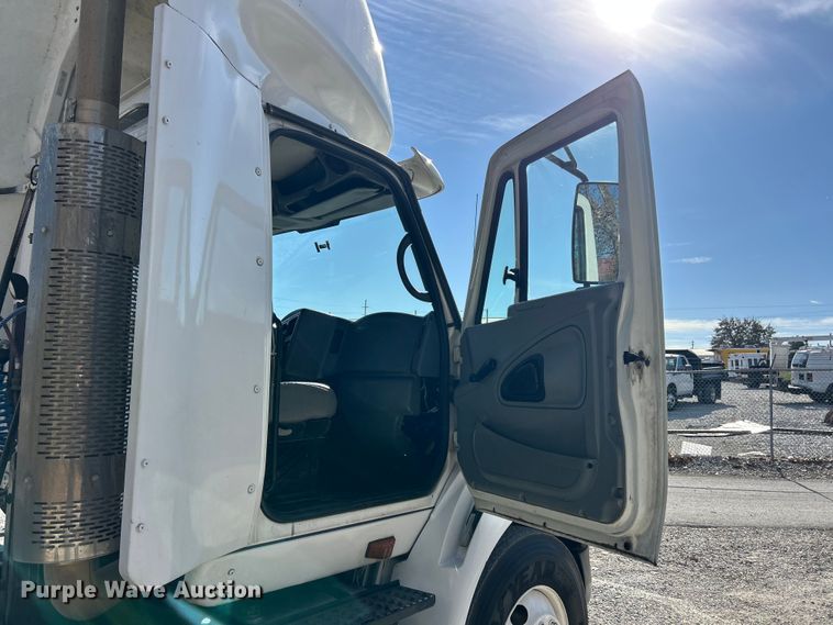 image for item ET6654 2006 International 8600 semi truck