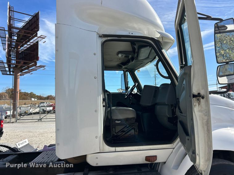 image for item ET6654 2006 International 8600 semi truck