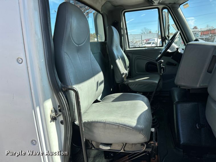 image for item ET6654 2006 International 8600 semi truck