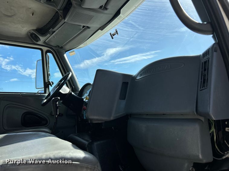 image for item ET6654 2006 International 8600 semi truck