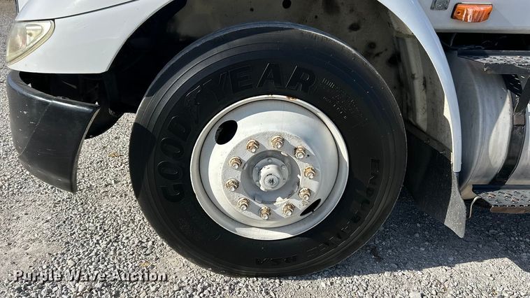 image for item ET6654 2006 International 8600 semi truck