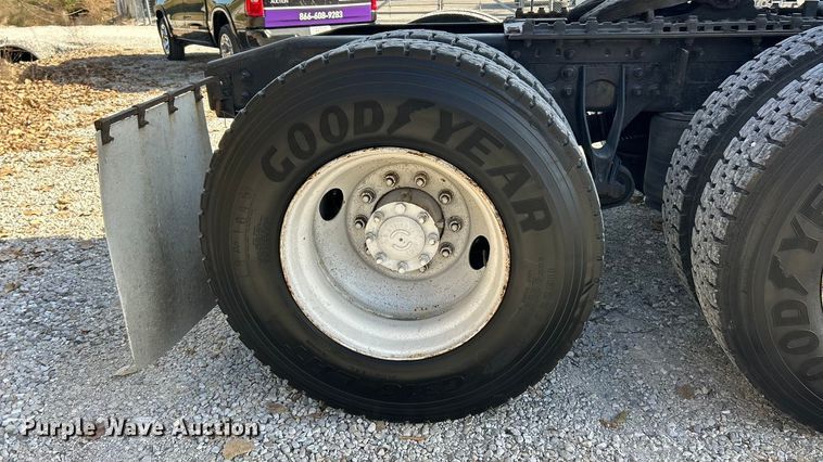 image for item ET6654 2006 International 8600 semi truck