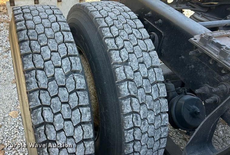 image for item ET6654 2006 International 8600 semi truck