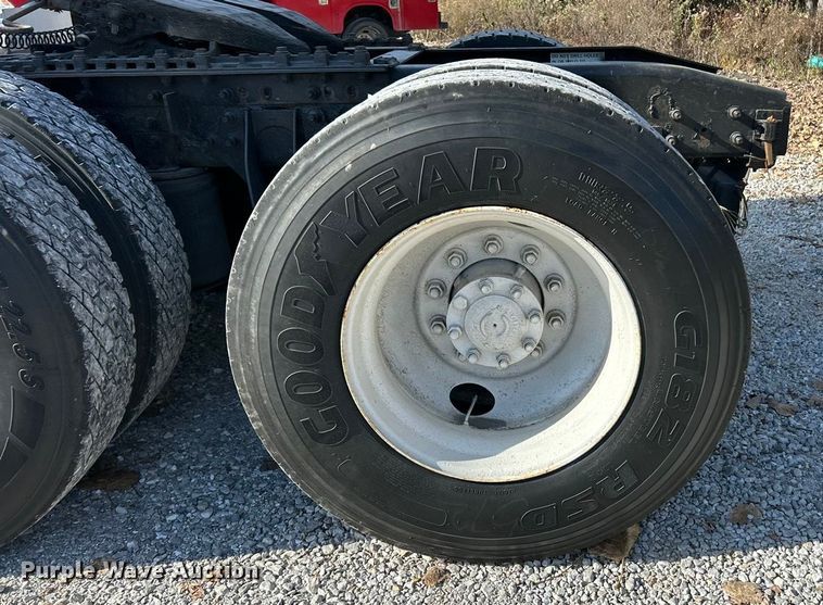 image for item ET6654 2006 International 8600 semi truck