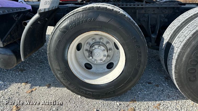 image for item ET6654 2006 International 8600 semi truck