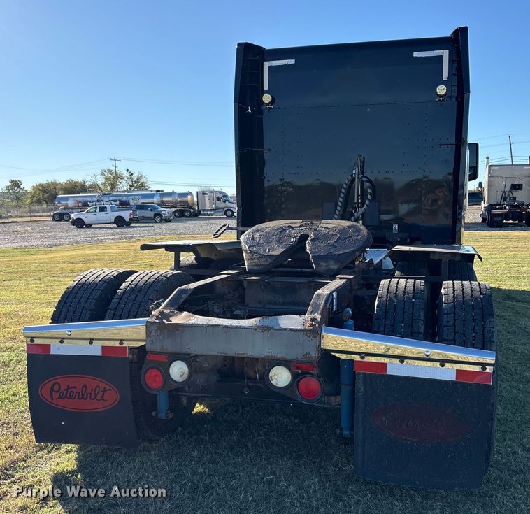 image for item ET7216 2014 Peterbilt 579 semi truck