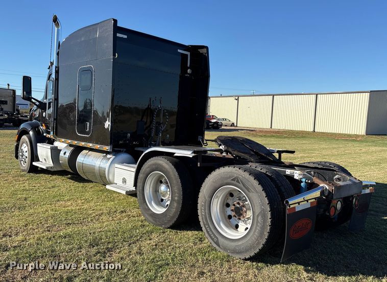 image for item ET7216 2014 Peterbilt 579 semi truck