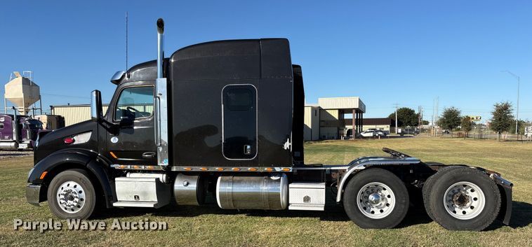 image for item ET7216 2014 Peterbilt 579 semi truck