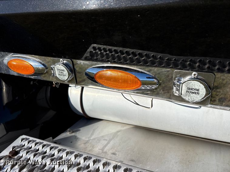 image for item ET7216 2014 Peterbilt 579 semi truck